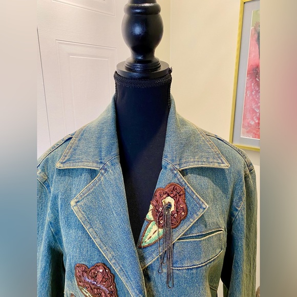Chagall embroidered & appliqué jean jacket. Unique 3 button closure. Fitted 👖 - Picture 7 of 10